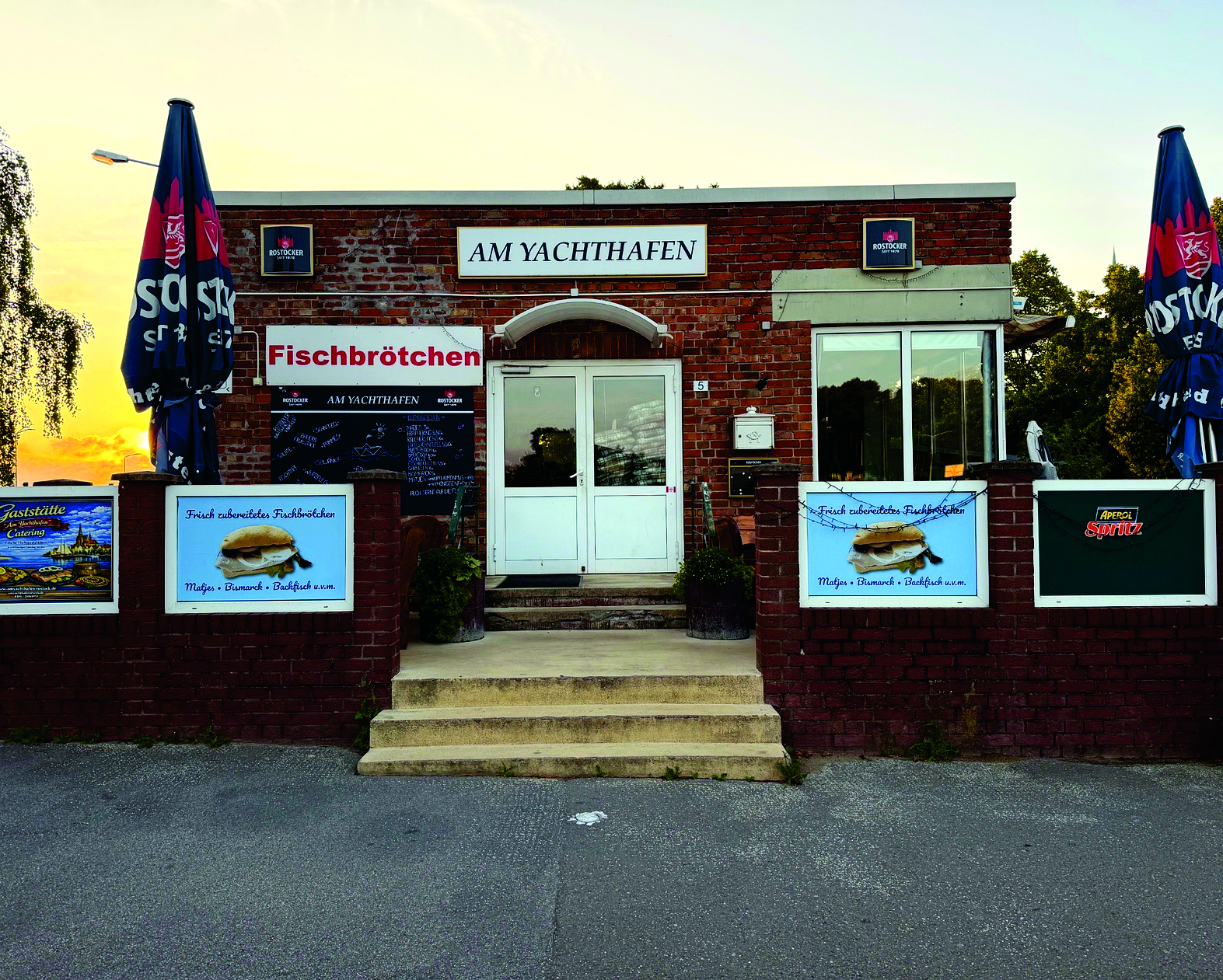 Eingang der Gaststätte Am Yachthafen in Rostock