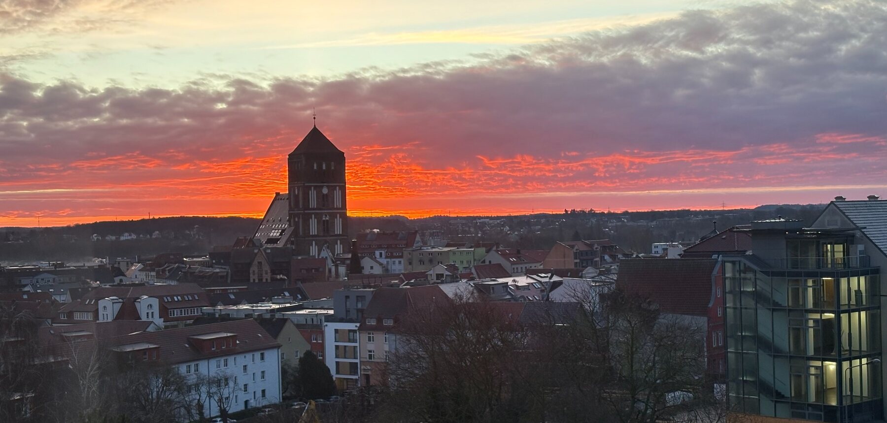 Rostocker Altstadt mit der Marienkirche vor einem leuchtenden Abendhimmel